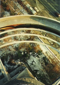 Oblouk traverzy na mrakodrapu Jednadvacítky, 1990