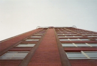 Mrakodrap Jednadvacítka, pohled zespoda, 1990