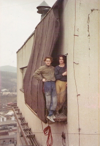 Jan Rozsypal (vlevo) při opravách mrakodrapu Jednadvacítky, 1990