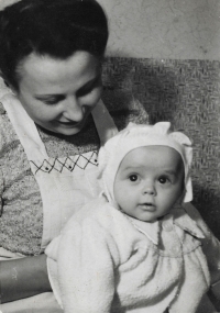 Jiří Tomáš as a child with his mother, Prague, 19 March 1945