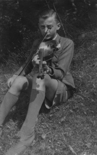 Jako student houslí, cca 1945