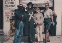 Luděk Marks (vlevo) s Martinem Machovcem, Julií Novákovou a Lenkou Reisenauerovou ve Slavonicích v roce 1991
(Foto: archiv Martina Machovce)