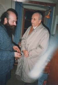 Luděk Marks (vlevo) s básníkem Emilem Julišem na statku ve Vtelně u Mostu v roce 1994
(Foto: archiv Martina Machovce)