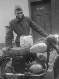 Pamětník během základní vojenské služby v roce 1957