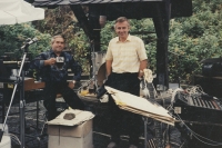 Pamětník (vlevo) s hudebním kolegou Jiřím Zacpalem v roce 2007 v Burbachu