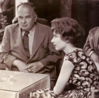 Lucy Topoľská s otcem v den své promoce, 1957