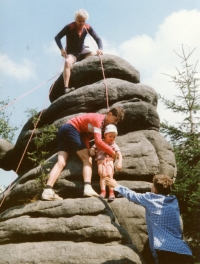 Broumovské stěny, na vrcholu Milan Beran a jeho synové Pavel, Jindřich, Vojtěch a Stanislav, 1994
