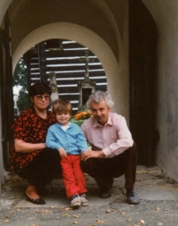S manželkou Marií a nejmladším synem Stanislavem v kostelíku na Slavoňově, 1994