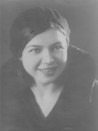 Maminka Růžena, roz. Steyerová, ve věku 17 let (1931)