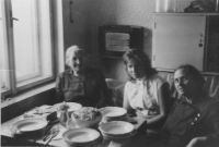 Marie Dědouchová poprvé u Jiřičků. Vlevo Jaroslava Kořínková (pamětníkova babička), vpravo Anna Jiřičková (pamětníkova maminka)