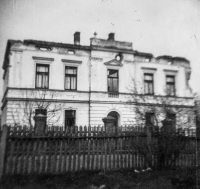 Vyhořelá škola ve Štítině v roce 1945