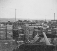 Zbytky munice na nádraží ve Štítině v roce 1945