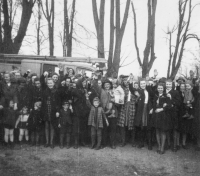 Očekávání příjezdu kmotrů z Poděbrad v roce 1945