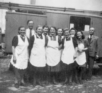 The cooks who hosted the patrons from Poděbrady. From the left: the Kozák couple (owners of the pub in the brewery), Kyjovská, Vrbová, Kravčíková, Šimečková, Buroňová, Otýlie and Jarmila Vrbová
