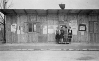 Provizorní obecní úřad na hřišti ve Štítině naproti Holešům v roce 1945