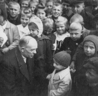 Štítinské děti vítají kmotry z Poděbrad v roce 1945