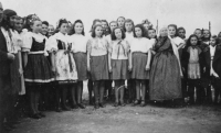 Pěvecký soubor Štítiny zpívá na počest příjezdu kmotrů z Poděbrad v roce 1945