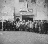 Očekávání příjezdu kmotrů z Poděbrad před štítinským pivovarem v roce 1945