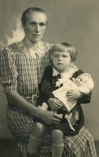 Two-year-old Marie in the arms of her mother Anna Prokšová in 1939