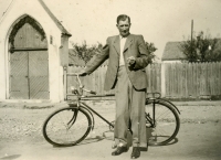 Otec Marie Kurkové Jan Prokša v rodném Komárově v roce 1939