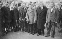 Členové poválečného obecního výboru ve Štítině v roce 1945. Zleva: Vrba, Vašica, Lamprechtová, Hajder, Krejčí, Vaša, Šimeček, Hartman, Hrudík