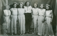 Ve Štítině vedla tanečky Anna Kyjovská (uprostřed). Na fotografii sestava na téma Víly, Marie Kurková druhá zprava v roce 1950