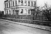 Vyhořelá škola ve Štítině v roce 1945