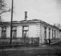 Vyhořelá mateřská škola ve Štítině v roce 1945