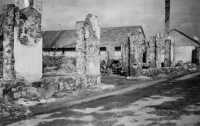 Část vyhořelých stodol Zíkova statku. V pozadí vpravo Benkova pekárna