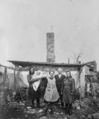 Trosky shořelých doškových domků ve Štítině v roce 1945. V popředí zleva: Plachká, Kupková, Šindelářová, Šindelář