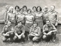 Na vojenském výcviku v roce 1969. Marie Kurková je na fotografii stojící čtvrtá zleva