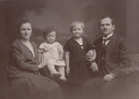 Rodina Antonína Frömla v roce 1927. Mladší dcera Marie vedle maminky 