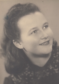Marie Straková (Frömlová) jako studentka rodinné školy v roce 1942
