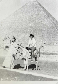Marie Straková při jednom z pobytů v Egyptě v 60. letech