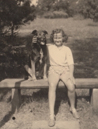 Marie na zahradě vily Stiassni s jedním ze psů v roce 1937