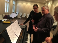 Momentka z návštěvy ZUŠ Stodůlky, nácvik skladby Laguna pro klarinet a klavír, Pavel Trojan s klarinetistkou Janou Lahodnou, prosinec 2017