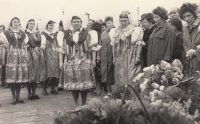 Odhalení pomníku ženského koncentračního tábora ve Svatavě v roce 1965
