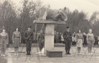 Odhalení pomníku ženského koncentračního tábora ve Svatavě v roce 1965
