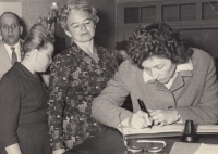 Erika Gallová, roz. Stephen, podepisuje pamětní knihu v muzeu ženského koncentračního tábora ve Svatavě, 1965