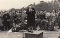 Ceremonie při odhalení pomníku ženského koncentračního tábora ve Svatavě, matka pamětnice a bývalá vězeňkyně Erika Stephen pátá zleva