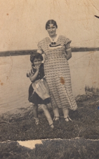Margaret Stephan, babička pamětnice, se svojí nejmladší dcerou Rosemarie Stephan, která zemřela v Osvětimi na tyfus