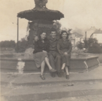 Matka Erika Stephan (vlevo) během osvobození v roce 1945 s americkým vojákem a kamarádkou