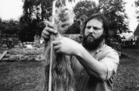 Jaroslav Prášil při práci na kolovrátku, 80. léta 20. století