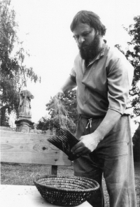 Pamětník odsemeňuje len pomocí drhlenu, 80. léta 20. století