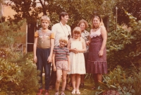 Rodična Jiřičkových (1. řada zleva: Filip, Lucie; 2. řada zleva: Jan ml., Jan st., tchyně Marie Dedouchová, manželka Marie)