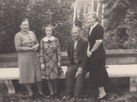 Rodina Frömlova v roce 1937. Mladší dcera Marie uprostřed