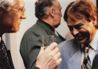Jiří Tomáš s tehdejším premiérem Václavem Klausem na vernisáži výstavy Vladimíra Komárka (z profilu uprostřed) ve vile Portheimka, 90. léta