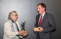 Věra Ničová přebírá Cenu od Robina Böhnische, ředitele Správy KRNAPu v roce 2021. Autorkou fotografie je Kamila Antošová