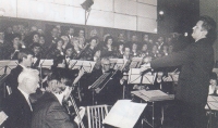 V popředí zleva otec Miroslav Vítek v symfonickém orchestru