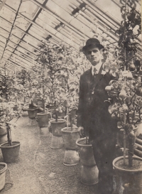 Tatínek Antonín Frömel ve skleníku ve Vídni v roce 1917